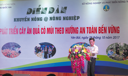 Ông Trịnh Văn Hưng chia sẻ kinh nghiệm trồng cam an toàn tại Diễn đàn Khuyến nông @ Nông nghiệp tổ chức cuối tháng 10/2017 tại tỉnh Yên Bái.