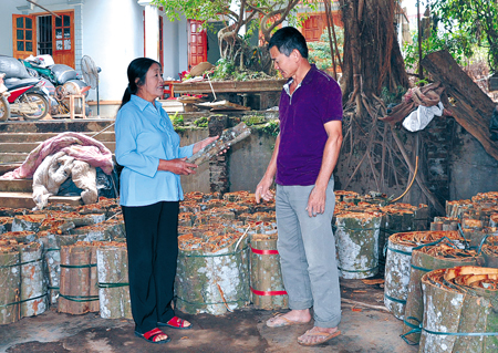 Bà Trần Thị Thịnh luôn bám sát cơ sở để nắm bắt tâm tư, nguyện vọng của nhân dân.