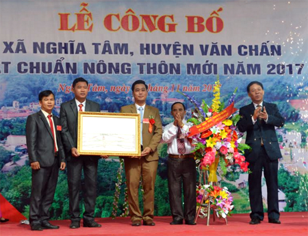 Đồng chí Nguyễn Văn Khánh – Phó Chủ tịch UBND tỉnh trao Bằng công nhận xã Nghĩa Tâm đạt chuẩn nông thôn mới năm 2017.