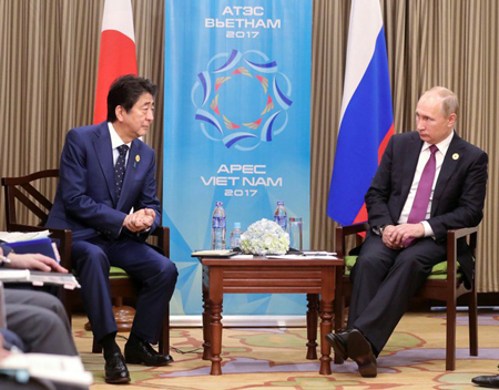 Tổng thống Putin và Thủ tướng Abe họp song phương bên lề hội nghị APEC tại Việt Nam.