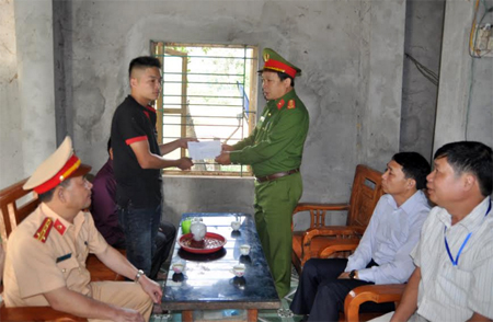 Lãnh đạo Ban ATGT tỉnh trao quà cho gia đình anh Bàn Văn Kính, thôn 3, xã Yên Thành, huyện Yên Bình.