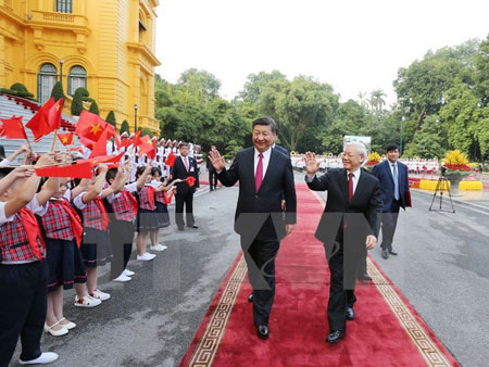 Thiếu nhi Thủ đô vẫy chào Tổng Bí thư Nguyễn Phú Trọng và Tổng Bí thư, Chủ tịch nước Trung Quốc Tập Cận Bình.