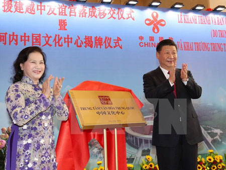 Chủ tịch Quốc hội Nguyễn Thị Kim Ngân và Tổng Bí thư, Chủ tịch Trung Quốc Tập Cận Bình thực hiện nghi thức khai trương Trung tâm Văn hóa Trung Quốc tại Hà Nội.
