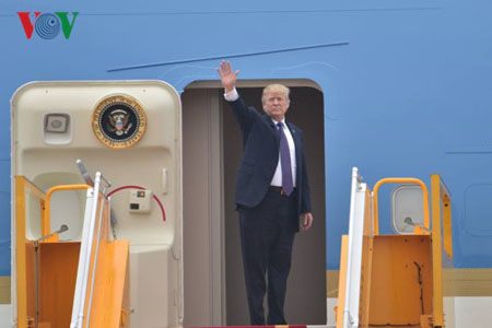 Tổng thống Hoa Kỳ Donald Trump lên chuyên cơ lúc hơn 13h chiều 12/11, kết thúc chuyến thăm Việt Nam.
