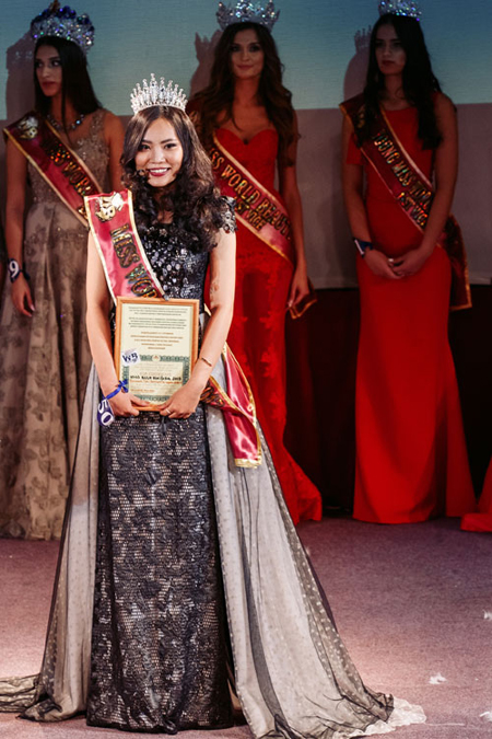 Du học sinh Việt Nam - Y Na Nguyễn Cát Tường Anh nhận giải Hoa hậu Sắc đẹp Âu - Á (một trong những giải thưởng lớn của cuộc thi).