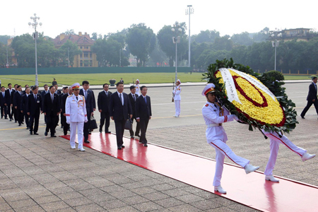 Tổng Bí thư - Chủ tịch Trung Quốc Tập Cận Bình vào Lăng đặt vòng hoa viếng Chủ tịch Hồ Chí Minh.