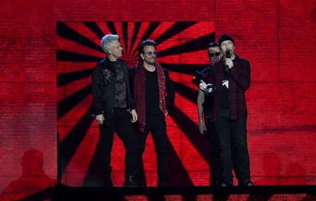 U2 nhận giải Biểu tượng toàn cầu tại EMA 2017.