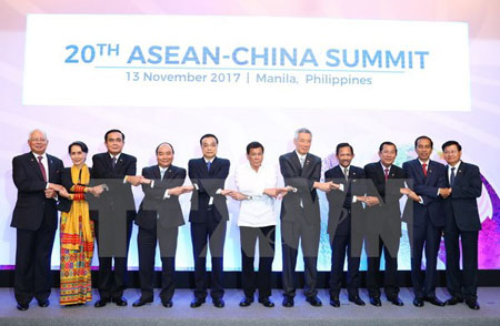 Thủ tướng Chính phủ Nguyễn Xuân Phúc (thứ tư từ trái sang), Thủ tướng Trung Quốc Lý Khắc Cường (thứ năm từ trái sang) và các Trưởng đoàn ASEAN chụp ảnh chung.