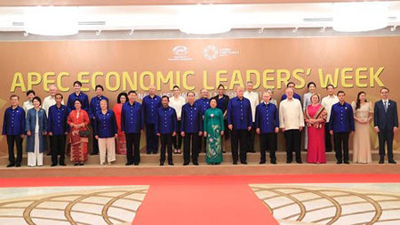 Chủ tịch nước Trần Đại Quang và Phu nhân chụp ảnh chung với Lãnh đạo các nền kinh tế thành viên APEC và Phu nhân trong trang phục APEC 2017.