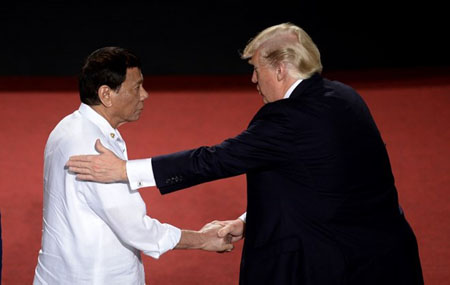 Tổng thống Mỹ Donald Trump và người đồng cấp Philippines Rodrigo Duterte tại lễ khai mạc ASEAN 31.