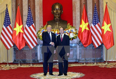 Chủ tịch nước Trần Đại Quang đón Tổng thống Hoa Kỳ Donald Trump.