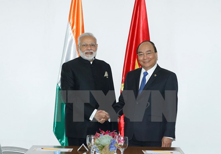 Thủ tướng Nguyễn Xuân Phúc gặp Thủ tướng Ấn Độ Narendra Modi.