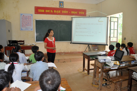 Việc học tập trung đã giúp học sinh Trường Phổ thông Dân tộc bán trú Tiểu học và Trung học cơ sở Bản Công, huyện Trạm Tấu được tiếp cận với phương pháp giáo dục hiện đại.