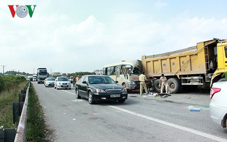 Hiện trường vụ tai nạn nghiêm trọng xảy ra trên quốc lộ 18 đoạn qua cầu Đồng Dành (huyện Sóc Sơn, Hà Nội)