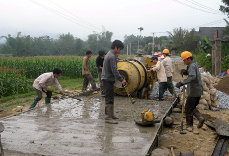 Nhân dân xã Đào Thịnh, huyện Trấn Yên chung sức làm đường nông thôn mới.
