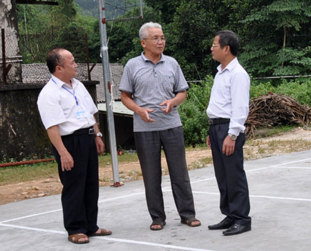 Ông Lương Bá Tảo (giữa) - người có uy tín ở thôn Suối Chép, xã Thịnh Hưng giới thiệu sân bóng chuyền hơi mới được nhân dân trong thôn đóng góp xây dựng.