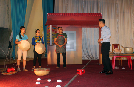 Một buổi luyện tập tiểu phẩm của các tuyên truyền viên tham gia Hội thi Tuyên truyền lưu động tỉnh.