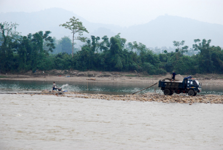 Các cơ sở khai thác cát, sỏi trên sông Hồng thuộc địa phận huyện Văn Yên hiện đều được các ngành chức năng của huyện kiểm tra, giám sát khai thác đúng điểm mỏ được cấp giấy phép.