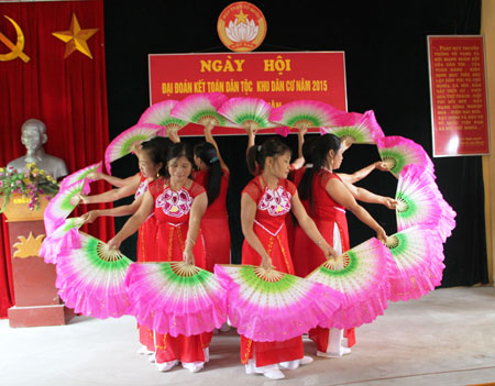 Một tiết mục văn nghệ trong Ngày hội Đại đoàn kết toàn dân tộc ở thôn Hòa Quân, xã Minh Quân, huyện Trấn Yên.