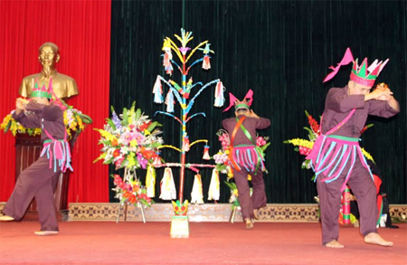 Câu lạc bộ nghệ thuật thôn Làng Minh tập luyện tiết mục múa tam thanh.