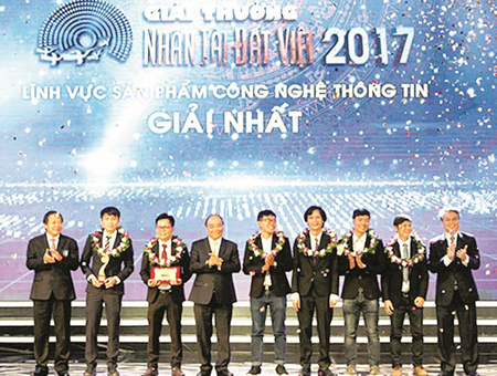 Thủ tướng Nguyễn Xuân Phúc trao giải nhất giải thưởng Nhân tài Đất Việt 2017.