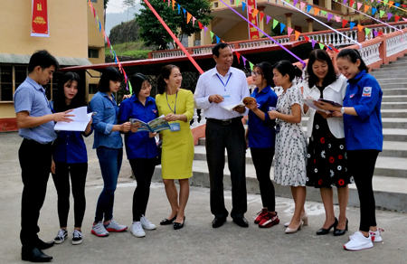 Thầy giáo Ma Quang Thủy - Hiệu trưởng Trường THPT Thác Bà (thứ 5, bên phải) trao đổi công tác chuyên môn với các cán bộ, giáo viên và học sinh nhà trường.