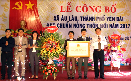 Đồng chí Nguyễn Văn Khánh - Phó Chủ tịch UBND tỉnh (phải) trao Bằng công nhận đạt chuẩn nông thôn mới cho xã Âu Lâu.