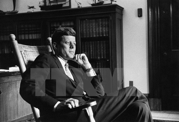Ông John F. Kennedy lúc đang là thượng nghị sỹ tại Văn phòng tháng 8/1959.