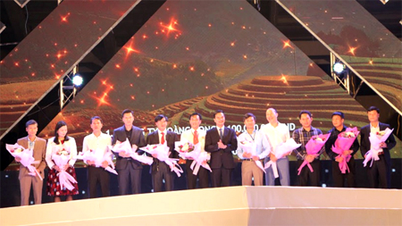 Đồng chí Dương Văn Tiến - Phó Chủ tịch UBND tỉnh tặng hoa Ban tổ chức và các cá nhân, doanh nghiệp tài trợ đêm nhạc.