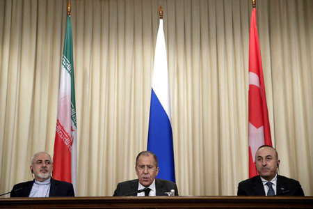 Từ trái sang phải: Ngoại trưởng Iran Mohammad Javad Zarif, Ngoại trưởng Nga Sergei Lavrov và Ngoại trưởng Thổ Nhĩ Kỳ Mevlut Cavusoglu tại Antalya.