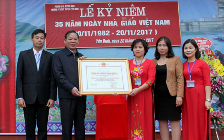 Đồng chí Hà Đức Hoan - Trưởng ban Tổ
chức Tỉnh ủy trao Bằng công nhận trường chuẩn quốc gia cho Trường Phổ thông Dân tộc nội trú Trung học cơ sở huyện Yên Bình.
