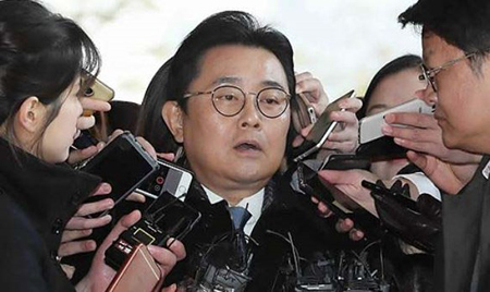 Jun Byung Hun giữa vòng vây báo giới tại Phòng Công tố Trung tâm Seoul ngày 20-11-2017.