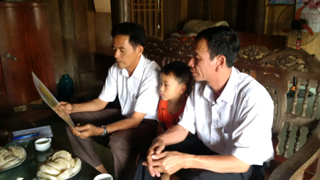 Ông Nguyễn Đức Quang - Trưởng dòng họ Nguyễn và anh em trong họ bàn việc học hành của con cháu.