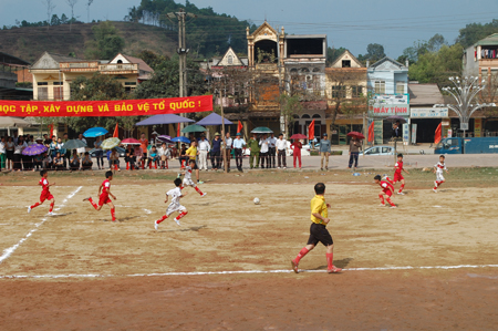 Bóng đá nhi đồng luôn nhận được sự quan tâm của các cấp chính quyền cũng như nhân dân trên địa bàn huyện Yên Bình.