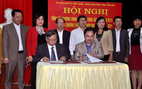 Chủ tịch Ủy ban MTTQ Việt Nam tỉnh Nông Văn Lịnh và Trưởng ban Dân tộc tỉnh Giàng A Câu ký kết Chương trình phối hợp công tác giai đoạn 2017 - 2021.