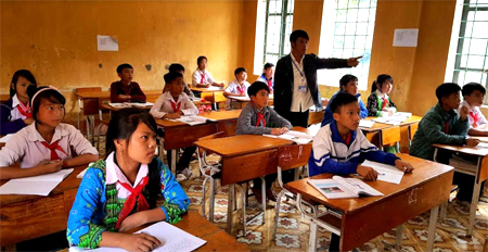 Giờ học tiếng Việt của học sinh Trường Phổ thông dân tộc bán trú Tiểu học & Trung học cơ sở Trạm Tấu.