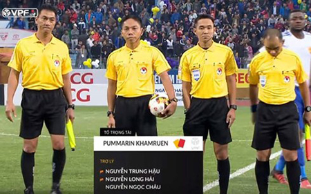Trọng tài Thái Lan Khamruen (thứ 3 từ trái sang) điều khiến trận đấu CLB Hà Nội vs Quảng Nam trên sân Hàng Đẫy chiều 19/11.