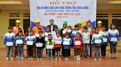 Ông Cao Bình Định - Phó giám đốc, Chủ tịch Công đoàn Công ty Điện lực Yên Bái trao quà hỗ trợ cho học sinh.