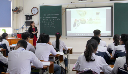 Cô giáo Lục Thị Hoài - Trường THPT Chuyên Nguyễn Tất Thành luôn tìm tòi, đổi mới phương pháp dạy học.