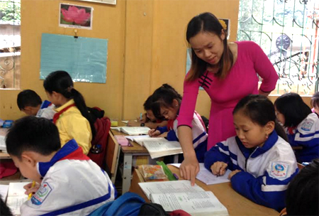 Cô giáo Lê Thị Oanh tận tình truyền đạt cho học sinh những kiến thức mới.