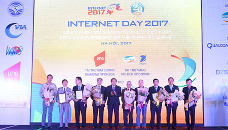 Vinh danh 10 cá nhân có ảnh hưởng lớn nhất đến Internet Việt Nam trong một thập kỷ qua (2007-2017).