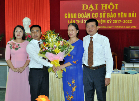 Đồng chí Trần Thị Hoan - Chủ tịch Công đoàn Viên chức tỉnh tặng hoa chúc mừng Đại hội Công đoàn cơ sở Báo Yên Bái, nhiệm kỳ 2017 - 2022. (Ảnh: Đức Toàn)