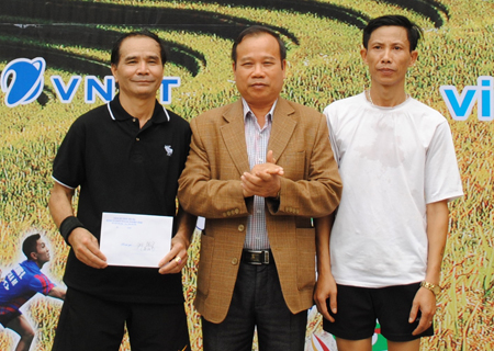 Đại tá Nguyễn Trung Hải - Phó Chủ tịch Hội CCB tỉnh trao thưởng cho đội giành giải Nhất.