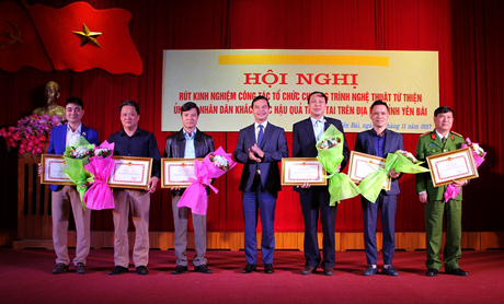 Phó Chủ tịch UBND tỉnh Dương Văn Tiến tặng bằng khen cho các tập thể có thành tích xuất sắc trong công tác tổ chức Chương trình nghệ thuật ủng hộ nhân dân khắc phục hậu quả thiên tai trên địa bàn tỉnh.