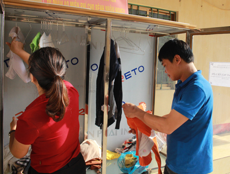 Đoàn viên Chi đoàn Trung tâm Y  tế huyện Văn Yên cùng sắp xếp lại tủ quần áo miễn phí ủng hộ bệnh nhân nghèo.