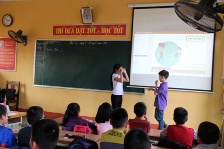 Trong buổi học kỹ năng sống, các em học sinh Trường Tiểu học Nguyễn Trãi được thảo luận, thể hiện các tình huống theo chủ đề buổi học.