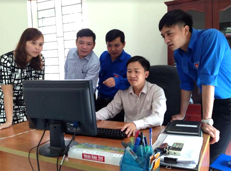Cán bộ Tỉnh đoàn và Đoàn Khối Doanh nghiệp tỉnh Yên Bái kiểm tra việc thực hiện mô hình “Chi đoàn điện tử” tại cơ sở. 
