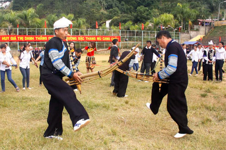 Đồng bào dân tộc Mông ở Mù Cang Chải có nhiều nét đẹp văn hóa cần được lưu giữ, song vẫn còn những hủ tục cần tiếp tục tuyên truyền để loại bỏ hướng tới cuộc sống văn minh.
(Ảnh minh họa của Vũ Đồng)