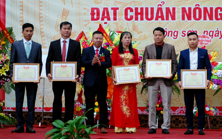 Đồng chí Nguyễn Văn Trọng - Chủ tịch UBND huyện Yên Bình trao giấy khen của UBND huyện cho các tập thể có thành tích xuất sắc trong xây dựng nông thôn mới ở xã Mông Sơn.