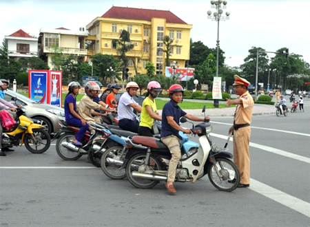 Lực lượng cảnh sát giao thông hướng dẫn người tham gia giao thông đi đúng phần đường, làn đường.